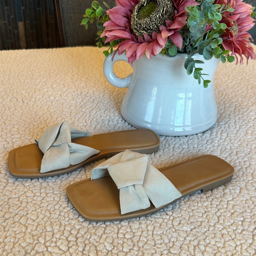 🌺 Abercrombie & Fitch Creme Faux Suede Sandals Sz 7-7.5